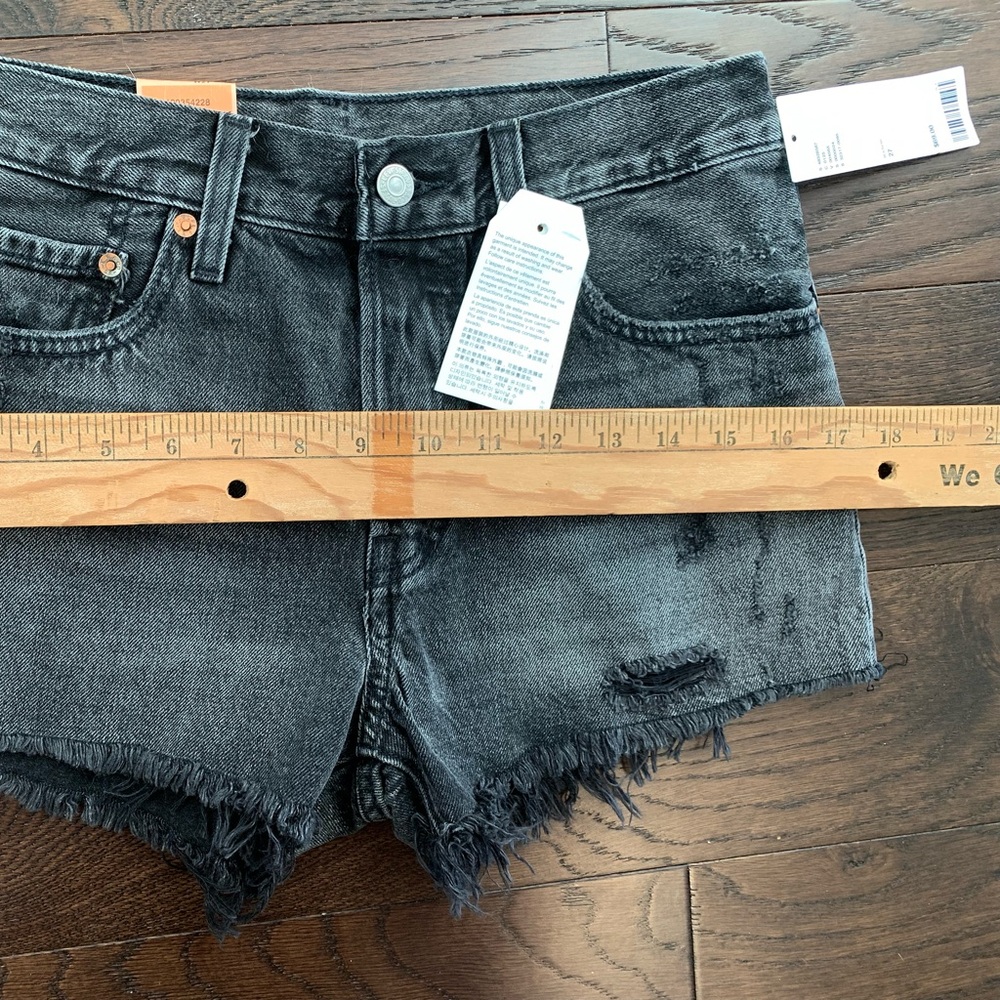 Levi's Women's 501 Shorts Mid Rise Signature Button Sz‎ 27 Black Distressed NWT - Picture 8 of 10